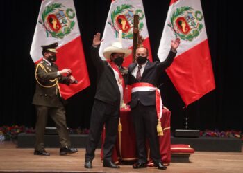 Titular del MTC recibió 2 multas graves a bordo de miniván y figura como gerente de empresa de transportes