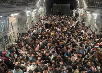 Afganistán: 640 personas huyen en la bodega de un avión militar de EE.UU.