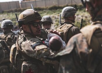 Afganas entregan sus hijos a soldados extranjeros para evitar que talibanes los maten