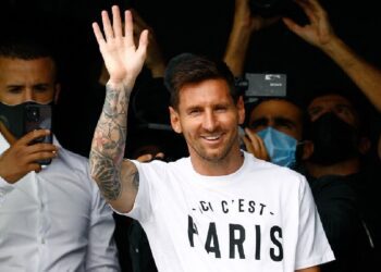 Lionel Messi llegó a Francia con una camiseta de París para cerrar su fichaje por PSG