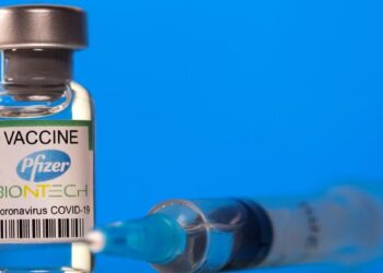 EE.UU. otorga aprobación total a la vacuna de Pfizer contra COVID-19