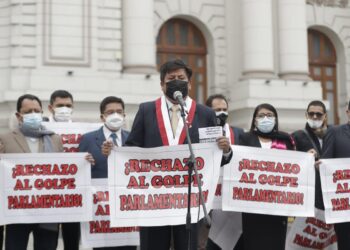 Bancada de Perú Libre protestó por presidencias de comisiones