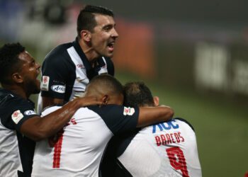 Alianza Lima venció a Universitario por 2-1 en el clásico del fútbol peruano
