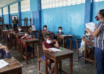 Gobierno lanzará convocatoria para que maestros se vacunen antes de clases presenciales