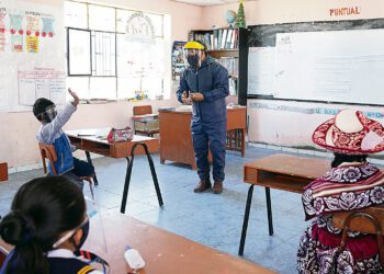 Minedu: 230,000 estudiantes han regresado a clases semipresenciales en todo el país