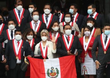 Perú Libre: chats muestran disputas en la bancada y que Guido Bellido exige salida de Óscar Maúrtua