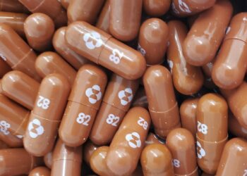 Farmacéutica Merck anuncia que su pastilla de COVID-19 reduce riesgo de muerte en un 50%
