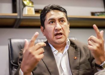 Vladimir Cerrón presentó demanda laboral contra Essalud y Servir