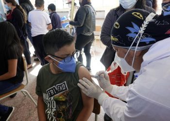 La OPS no cree que los niños sean grupo prioritario para vacunar contra la COVID-19 en América