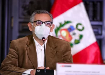 Pedro Francke: “En el Perú apenas se paga la mitad del impuesto a la renta”