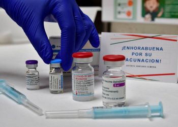 La combinación de vacunas contra la COVID-19 es efectiva, según un estudio