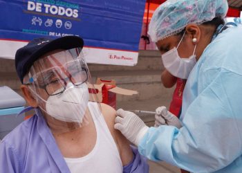 COVID-19: mayores de 65 ya pueden acudir a cualquier establecimiento para colocarse la tercera dosis