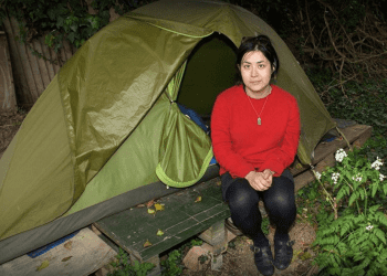 Profesora vivió dos años en una carpa mientras hacía clases: «Mis alumnos nunca supieron»