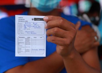 COVID-19: Gobierno dispone obligación de presentación del carné de vacunación en espacios cerrados