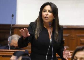 Manifestantes pifian a legisladora Patricia Chirinos