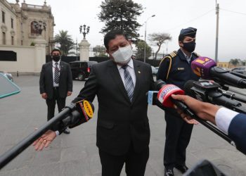 Walter Ayala llegó a Palacio de Gobierno: “Sigo siendo el ministro hasta que no se me acepte la renuncia”