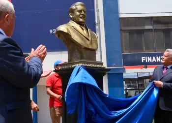 César Acuña devela un busto de sí mismo en la UCV y así reaccionan en las redes sociales