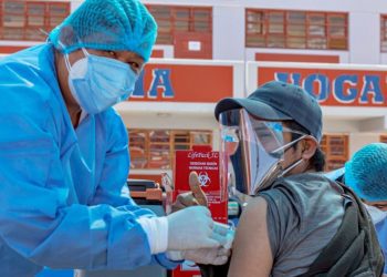 COVID-19: cerca de 120 mil personas se inmunizaron en un día ante exigencia de carné de vacunación