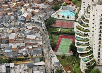 SAO PAULO, BRAZIL, 2005.  The Paraisópolis favela (Paradise City shantitown) borders the affluent district of Morumbi in São Paulo, Brazil (Foto: Tuca Vieira)