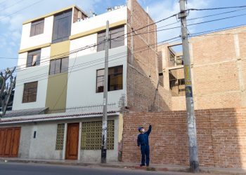 Hidrandina explica diferencias técnicas entre un poste de energía y de telefonía