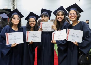 Escolares se gradúan de la Escuela de Líderes de la UCV