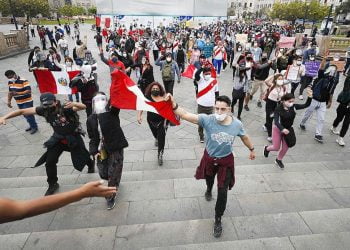 El otro rostro de las protestas: Padres de familia piden a manifestantes detener bloqueo de vías