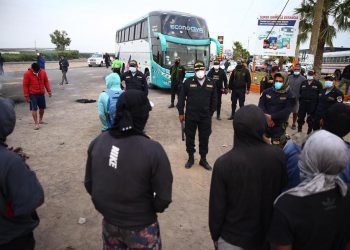El 80 % de buses interprovinciales dejó de operar este lunes por los bloqueos