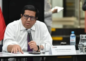 Ministro de Economía lanza indirecta a congresistas: “Hoy pagué S/. 6 por mi desayuno”