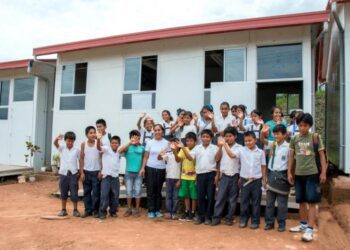 La Libertad: alumnos regresan a clases en aulas prefabricadas