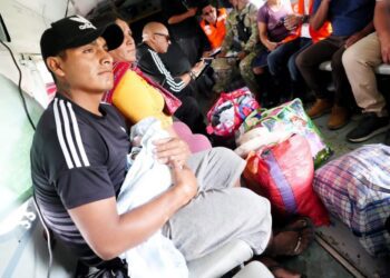 Rescatan a niña de 9 días de nacida, y otras 42 personas aisladas por desborde de ríos en Virú