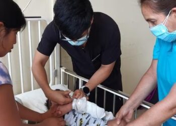Médicos reconstruyen mano a niño de año y medio que no podía coger objetos
