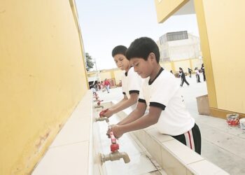 Dos de cada tres colegios públicos iniciarán el año sin acceso a algún servicio básico en el sur del país