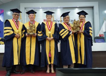 UCV entrega doctorado honoris causa a escritores en ceremonia de apertura del año académico