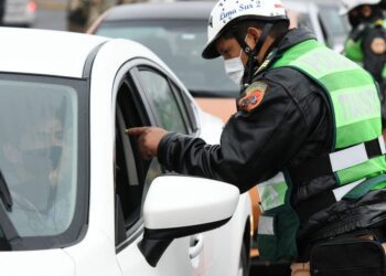 Multarán a vehículos estacionados en zonas rígidas de Trujillo