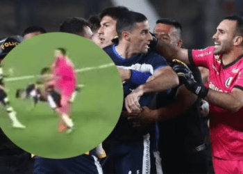 La terrible patada voladora que metió Carvallo a jugador de Gimnasia y que no se vio en la TV