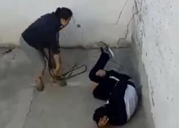 Mamá azotó a su hijo por abandonar a esposa embarazada e irse con otra pareja