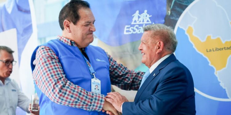 El presidente ejecutivo de EsSalud, César Linares, junto al gobernador regional de La Libertad, César Acuña. Fotografía: cortesía.