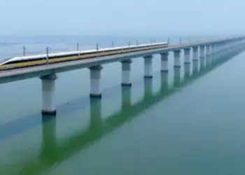 Estrenan tren de alta velocidad sobre el agua en China