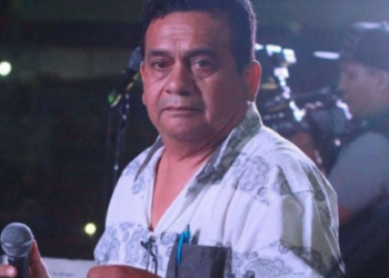 Tony Rosado desnuda a mujer durante concierto por una caja de cerveza