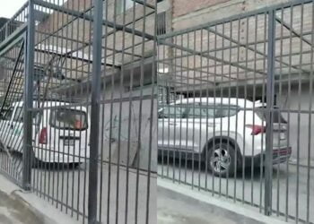 Lima: ciudadano se apodera de la vía pública y enreja vereda para guardar autos