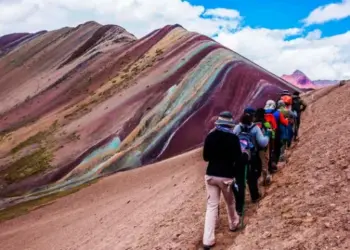 Turista canadiense fallece en Montaña de 7 Colores tras sufrir descompensación