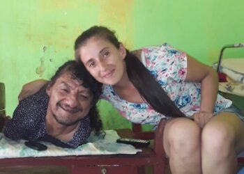 Hombre sin brazos ni piernas crió solo a sus hijas tras abandono de su madre