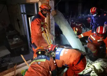 Aumenta a 120 el número de muertos por terremoto en China