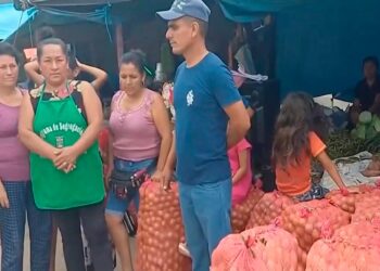 Comerciante obsequia 80 sacos de limón a sus caseras por Navidad