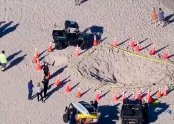 Mundo: niña de siete años muere al caer en un hoyo en la playa