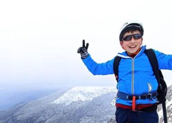 Peruano de 12 años alcanza cumbre de la montaña más alta en Ecuador