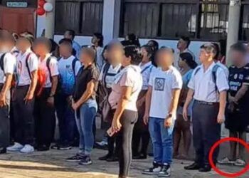Loreto: alumno asiste en sandalias a su primer día de clases y sin mochila ni útiles