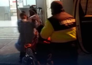 Padre desfigura a su hija luego de hallarla teniendo intimidad con su novio