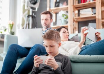 Phubbing: el enemigo silencioso que aísla a los jóvenes