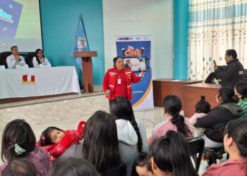 Programa Juntos presenta cine comunitario para prevenir anemia en gestantes y menores de 12 meses
